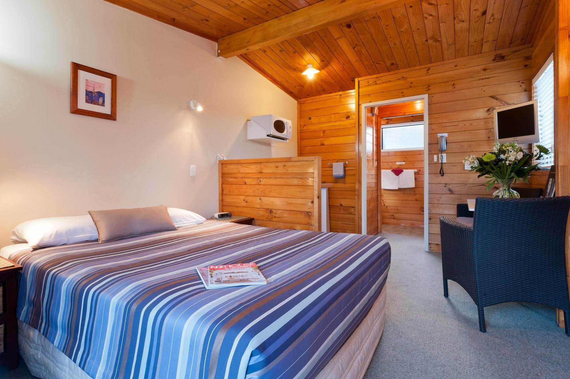Outrigger Motel 3*